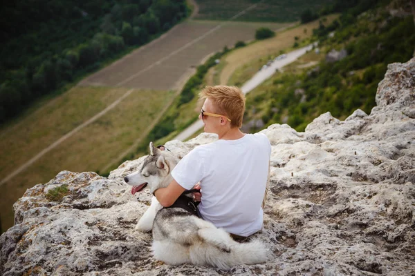 Vandrare Med Siberian Husky Hund Tittar Vacker Utsikt Bergen — Stockfoto