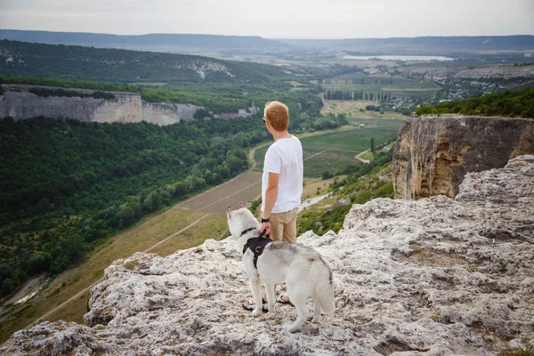 Vandrare Med Siberian Husky Hund Tittar Vacker Utsikt Bergen — Stockfoto