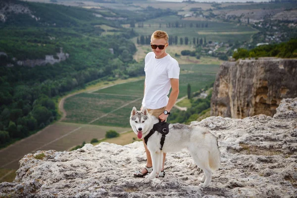 Wanderer Mit Sibirischem Husky Hund Bei Herrlicher Aussicht Die Berge — Stockfoto