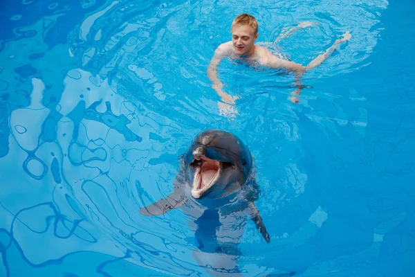 Gelukkig Man Zwemmen Met Dolfijnen Het Dolfinarium — Stockfoto