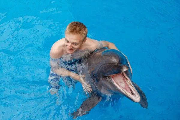 Feliz Hombre Nadar Con Delfín Delfinario — Foto de Stock
