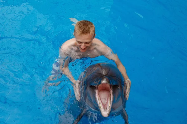 Feliz Hombre Nadar Con Delfín Delfinario — Foto de Stock