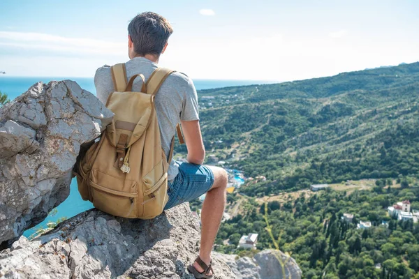 Sırt çantası ile turistik bir dağın tepesine görünümünden Vadisi tadını çıkarın. Kırım'da, Mount kedi
