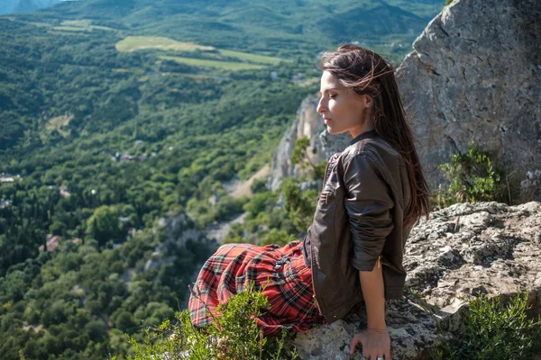 Jonge Vrouw Zittend Klif Geniet Van Het Uitzicht Een Meisje — Stockfoto