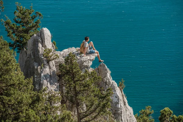 Turista Val Backpack Élvezze Völgyre Egy Hegy Tetején Crimea Mount — Stock Fotó