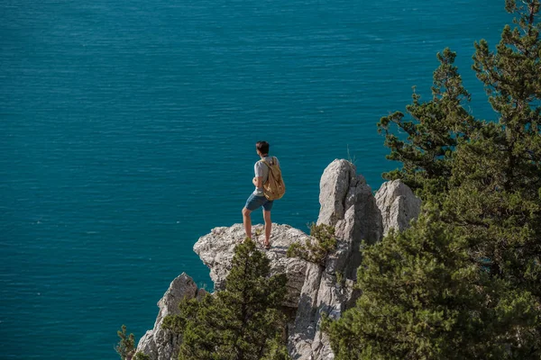Turista Val Backpack Élvezze Völgyre Egy Hegy Tetején Crimea Mount — Stock Fotó
