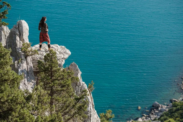 Cliff Üzerinde Oturan Genç Kadın Manzarasının Tadını Çıkarın Skoç Eteği — Stok fotoğraf