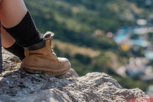 Cliff üzerinde oturan genç kadın ve manzarasının tadını çıkarın. İskoç eteği, İskandinav bir ruh hali içinde bir kız. Kırım'da, Mount kedi