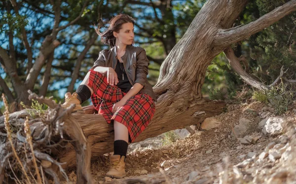 Cliff üzerinde oturan genç kadın ve manzarasının tadını çıkarın. İskoç eteği, İskandinav bir ruh hali içinde bir kız. Kırım'da, Mount kedi