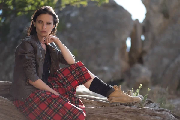 Cliff üzerinde oturan genç kadın ve manzarasının tadını çıkarın. İskoç eteği, İskandinav bir ruh hali içinde bir kız. Kırım'da, Mount kedi