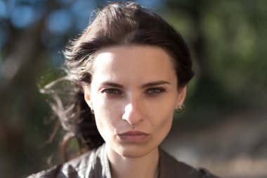 Cliff üzerinde oturan genç kadın ve manzarasının tadını çıkarın. İskoç eteği, İskandinav bir ruh hali içinde bir kız. Kırım'da, Mount kedi