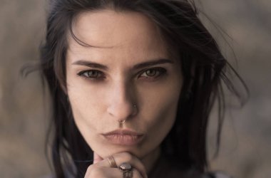 Cliff üzerinde oturan genç kadın ve manzarasının tadını çıkarın. İskoç eteği, İskandinav bir ruh hali içinde bir kız. Kırım'da, Mount kedi