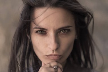 Cliff üzerinde oturan genç kadın ve manzarasının tadını çıkarın. İskoç eteği, İskandinav bir ruh hali içinde bir kız. Kırım'da, Mount kedi