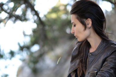 Cliff üzerinde oturan genç kadın ve manzarasının tadını çıkarın. İskoç eteği, İskandinav bir ruh hali içinde bir kız. Kırım'da, Mount kedi