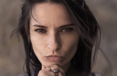 Cliff üzerinde oturan genç kadın ve manzarasının tadını çıkarın. İskoç eteği, İskandinav bir ruh hali içinde bir kız. Kırım'da, Mount kedi