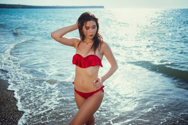 Yaz plaj tatil tatil kadın mutlu neşeli ve gülen. Yaz seyahat kaçış kavramı çok ırklı Çin / beyaz Asyalı bikini Paz ile