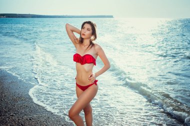 Yaz plaj tatil tatil kadın mutlu neşeli ve gülen. Yaz seyahat kaçış kavramı çok ırklı Çin / beyaz Asyalı bikini Paz ile