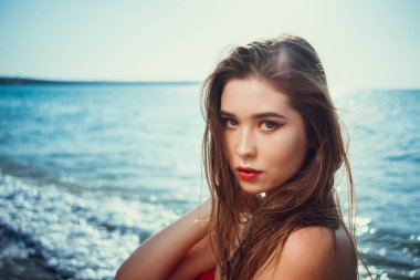 Yaz plaj tatil tatil kadın mutlu neşeli ve gülen. Yaz seyahat kaçış kavramı çok ırklı Çin / beyaz Asyalı bikini Paz ile