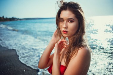 Yaz plaj tatil tatil kadın mutlu neşeli ve gülen. Yaz seyahat kaçış kavramı çok ırklı Çin / beyaz Asyalı bikini Paz ile