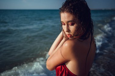 Yaz plaj tatil tatil kadın mutlu neşeli ve gülen. Yaz seyahat kaçış kavramı çok ırklı Çin / beyaz Asyalı bikini Paz ile