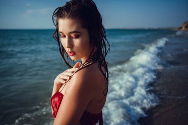 Yaz plaj tatil tatil kadın mutlu neşeli ve gülen. Yaz seyahat kaçış kavramı çok ırklı Çin / beyaz Asyalı bikini Paz ile