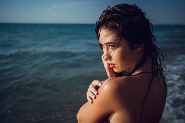 Yaz plaj tatil tatil kadın mutlu neşeli ve gülen. Yaz seyahat kaçış kavramı çok ırklı Çin / beyaz Asyalı bikini Paz ile