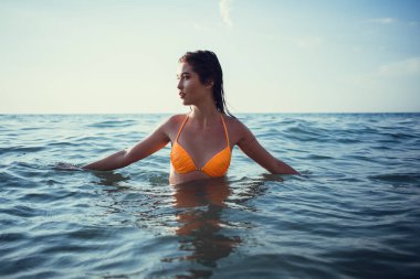 Yaz plaj tatil tatil kadın mutlu neşeli ve gülen. Yaz seyahat kaçış kavramı çok ırklı Çin / beyaz Asyalı bikini Paz ile