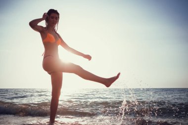 Yaz plaj tatil tatil kadın mutlu neşeli ve gülen. Yaz seyahat kaçış kavramı çok ırklı Çin / beyaz Asyalı bikini Paz ile