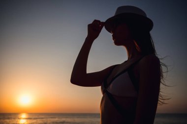 Siluet gezgin kadın rahatlatıcı günbatımı zamanı yaz ve tatil kavramı önce denize yakın