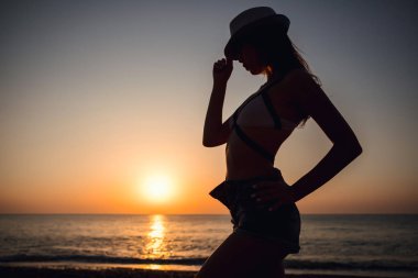 Siluet gezgin kadın rahatlatıcı günbatımı zamanı yaz ve tatil kavramı önce denize yakın