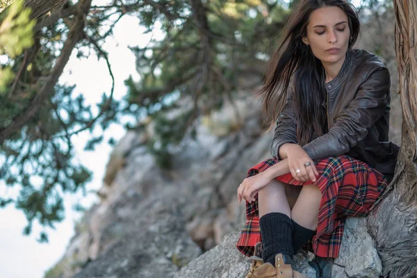 Cliff üzerinde oturan genç kadın ve manzarasının tadını çıkarın. İskoç eteği, İskandinav bir ruh hali içinde bir kız. Kırım'da, Mount kedi