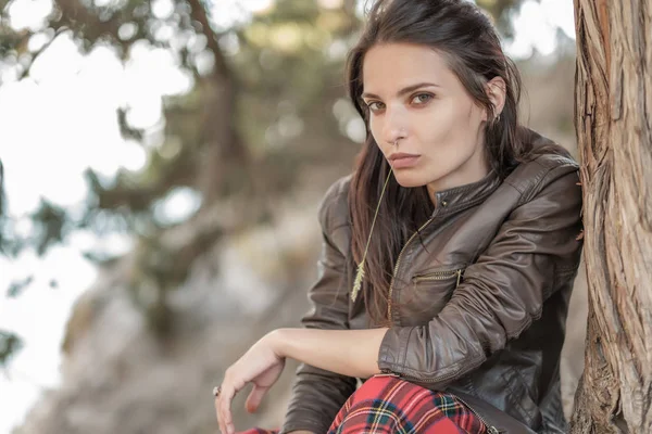 Cliff üzerinde oturan genç kadın ve manzarasının tadını çıkarın. İskoç eteği, İskandinav bir ruh hali içinde bir kız. Kırım'da, Mount kedi