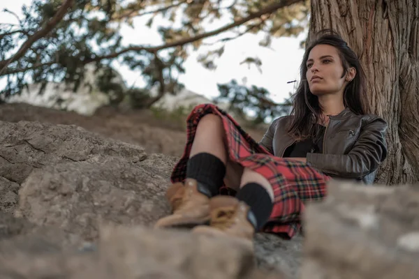 Cliff üzerinde oturan genç kadın ve manzarasının tadını çıkarın. İskoç eteği, İskandinav bir ruh hali içinde bir kız. Kırım'da, Mount kedi