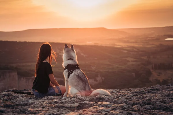 Bella Ragazza Gioca Con Cane Grigio Bianco Husky Montagna Tramonto — Foto Stock