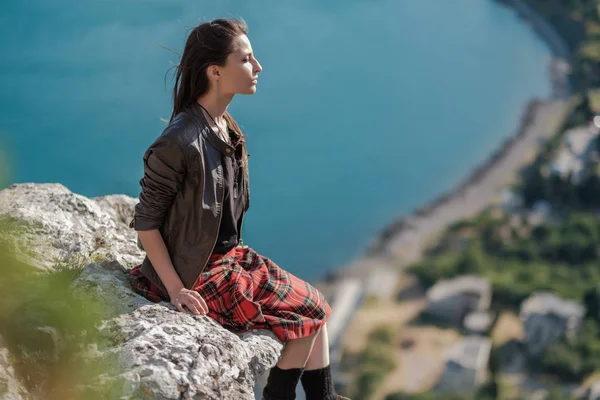 Jonge Vrouw Zittend Klif Geniet Van Het Uitzicht Een Meisje — Stockfoto