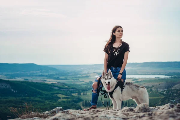 Vacker Flicka Leker Med Hund Grå Och Vit Husky Bergen — Stockfoto