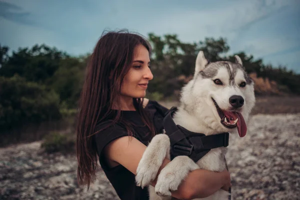 Mooi Meisje Speelt Met Een Hond Grijze Witte Husky Bergen — Stockfoto