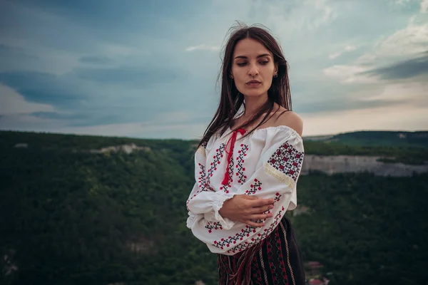 Tilltalande Kvinna Traditionella Rumänska Kostym Berget Grön Suddig Bakgrund Utomhus — Stockfoto