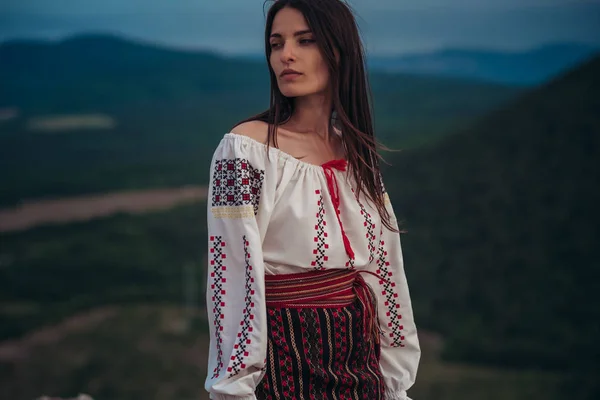 Aantrekkelijke Vrouw Traditionele Roemeense Kostuum Berg Groen Wazig Achtergrond Buiten — Stockfoto