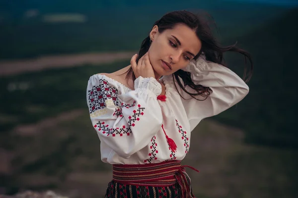 Aantrekkelijke Vrouw Traditionele Roemeense Kostuum Berg Groen Wazig Achtergrond Buiten — Stockfoto