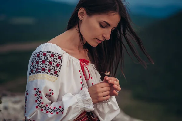 Tilltalande Kvinna Traditionella Rumänska Kostym Berget Grön Suddig Bakgrund Utomhus — Stockfoto