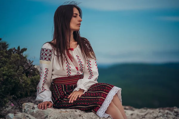 Tilltalande Kvinna Traditionella Rumänska Kostym Berget Grön Suddig Bakgrund Utomhus — Stockfoto