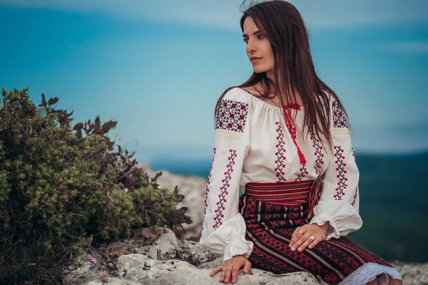 Atractiva Mujer Traje Tradicional Rumano Sobre Fondo Borroso Verde Montaña — Foto de Stock