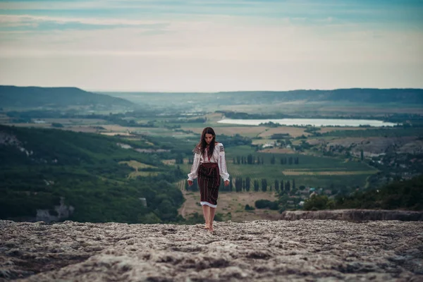 Atractive kadın geleneksel Romen kostüm dağda yeşil arka plan bulanık. Açık fotoğraf. Gelenekler ve kültürel çeşitlilik