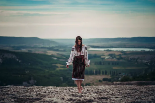 Tilltalande Kvinna Traditionella Rumänska Kostym Berget Grön Suddig Bakgrund Utomhus — Stockfoto