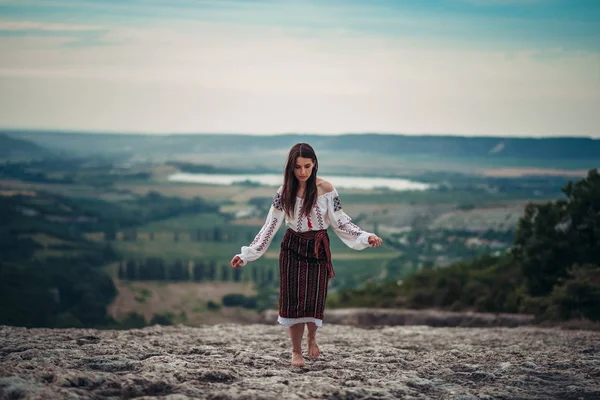 Tilltalande Kvinna Traditionella Rumänska Kostym Berget Grön Suddig Bakgrund Utomhus — Stockfoto