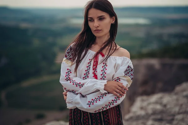 緑山で伝統的なルーマニア衣装で魅力的女性には 背景がぼやけています 屋外の写真 伝統と文化の多様性 — ストック写真