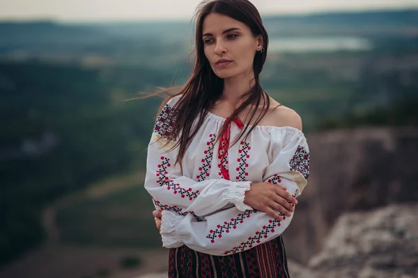 Atractiva Mujer Traje Tradicional Rumano Sobre Fondo Borroso Verde Montaña —  Fotos de Stock