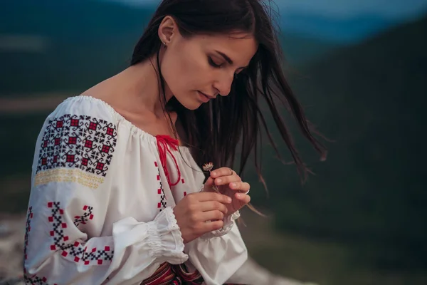 Mulher Atraente Traje Romeno Tradicional Fundo Verde Montanha Turva Foto — Fotografia de Stock