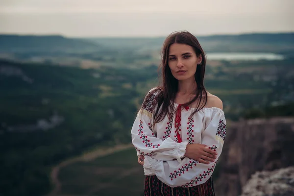 緑山で伝統的なルーマニア衣装で魅力的女性には 背景がぼやけています 屋外の写真 伝統と文化の多様性 — ストック写真